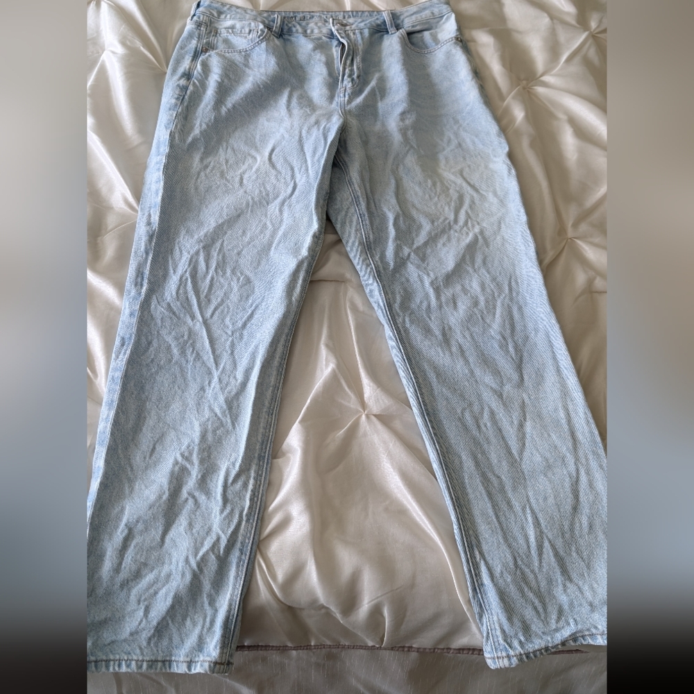 American Eagle Outfitters Strigid Mom Jeans